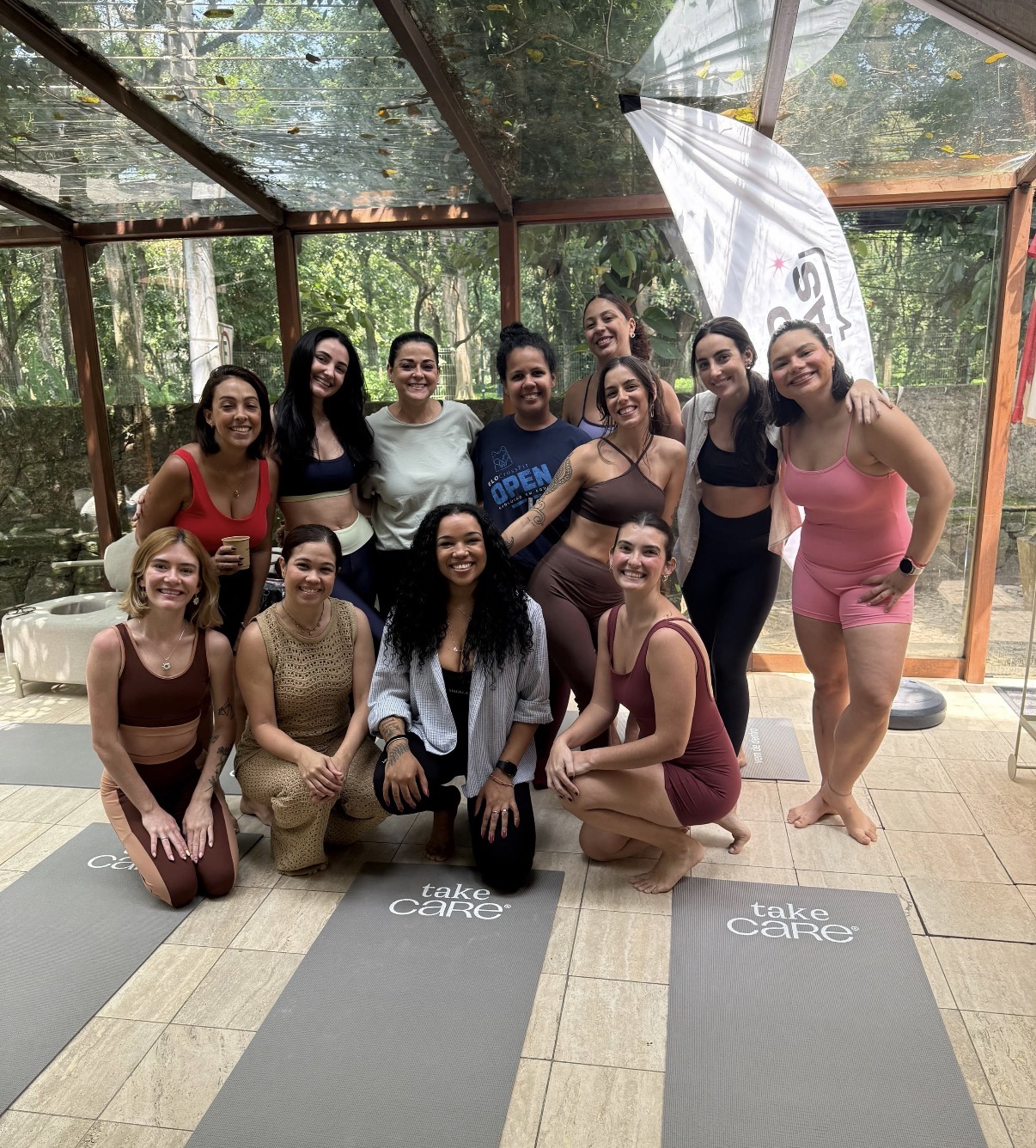 Aula de yoga entre mulheres do Papo Delas