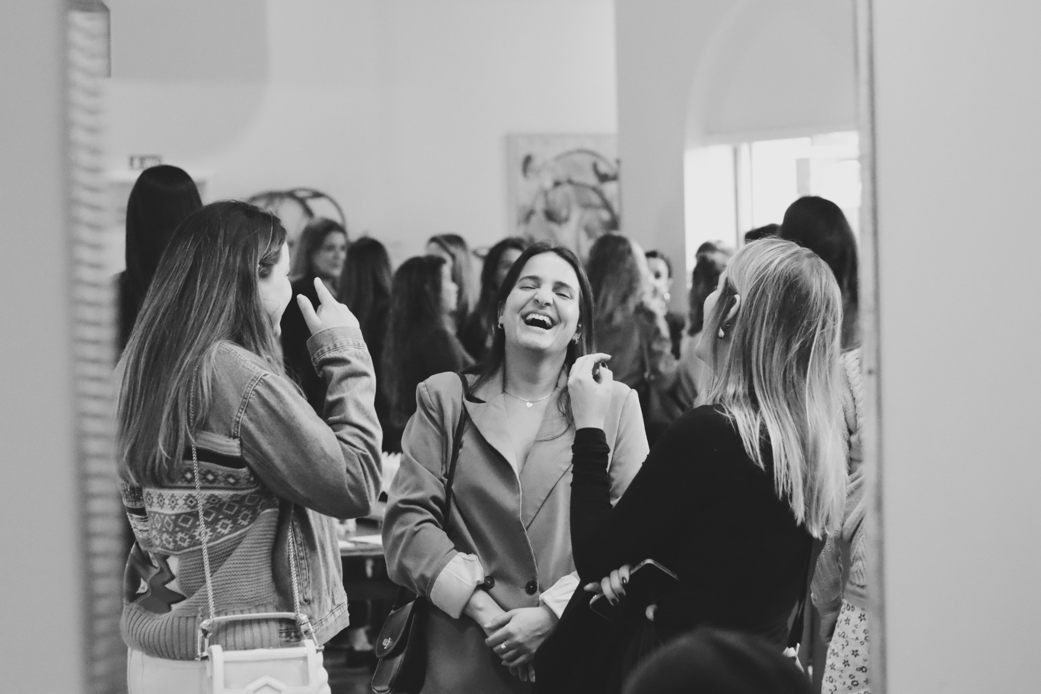 Mulheres conversando em encontro do Papo Delas